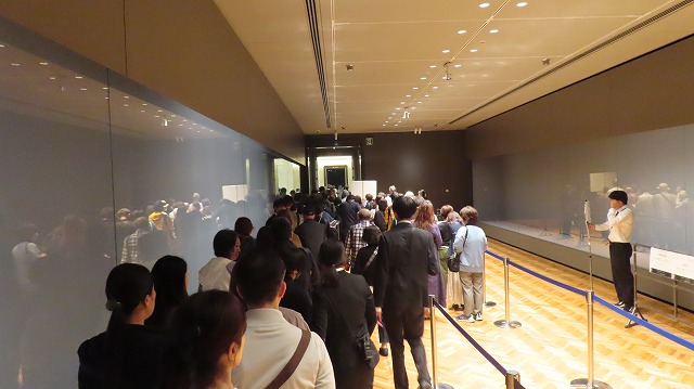 館内の行列風景